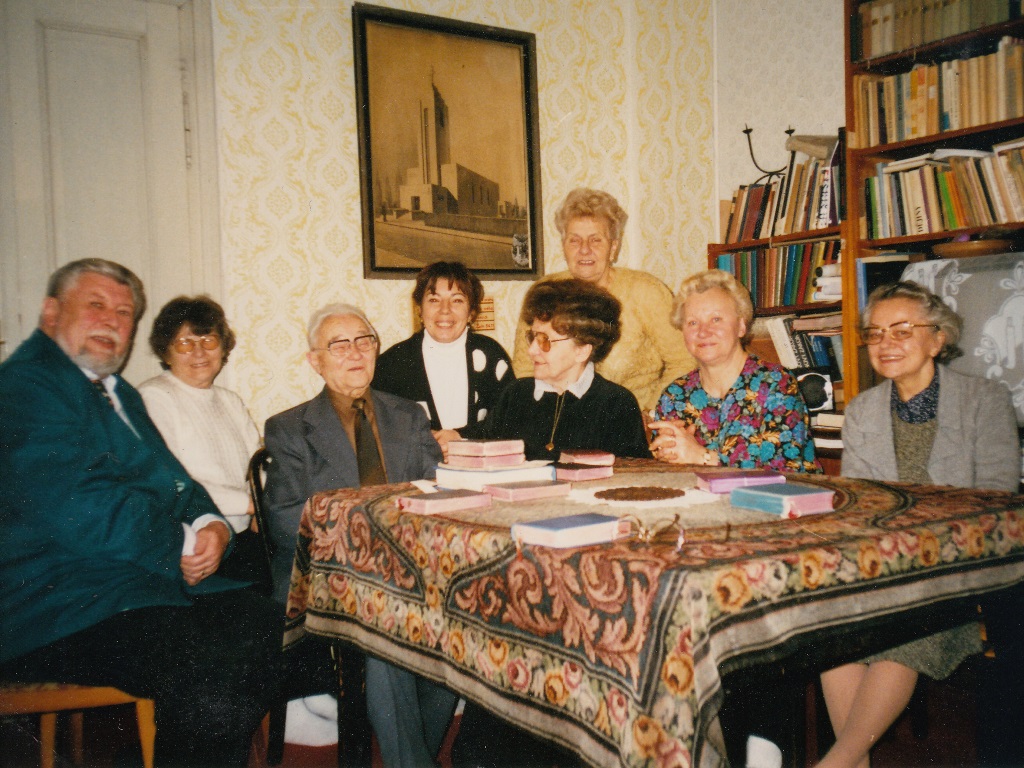 Bratr farář František Božovský s manželkou Věrou a členy rady starších v roce 1997