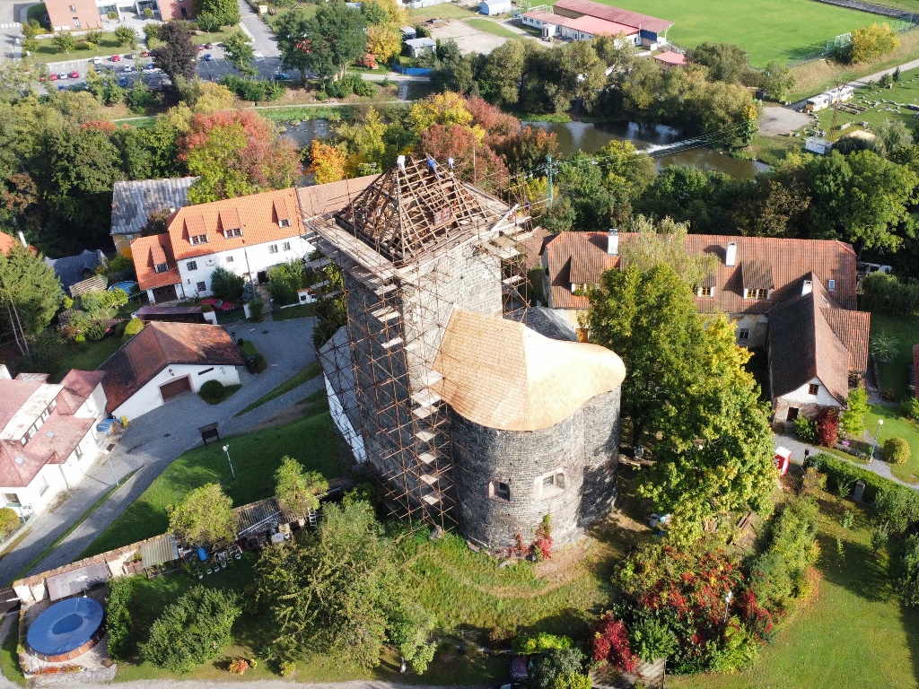 Rekonstrunkce hradu v Týnci - kaple naší církve