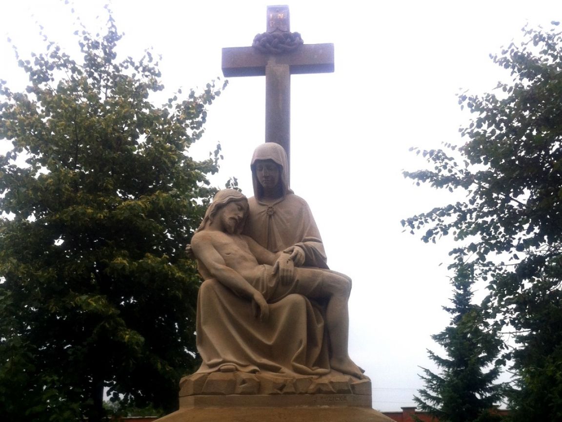 Pieta před hřbitovem obce Jeníkov v Pardubickém kraji.