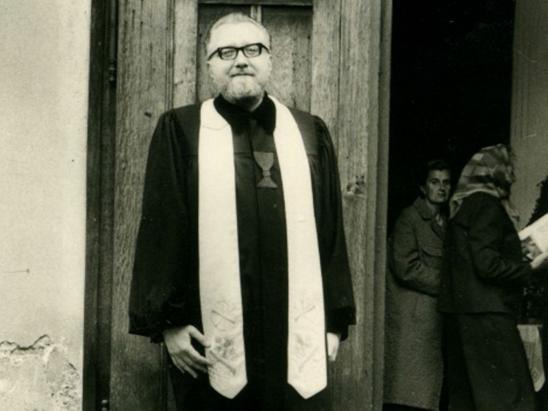 Foto: Miloň Zemen před vchodem do modlitebny kostela sv. Martina