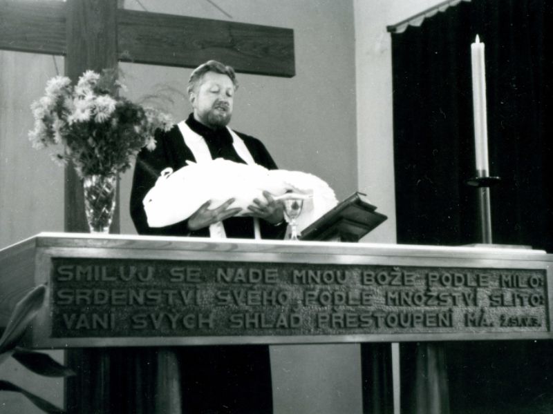 Foto: Miloň Zemen při jednom ze křtů v Českém Krumlově (nedatováno)