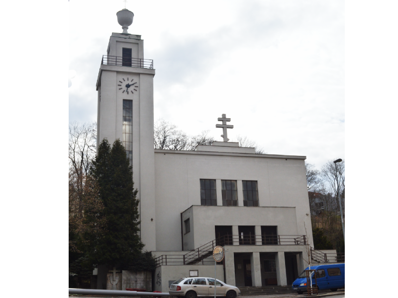 I tak vypadají devadesátky kostela nad Novým Smíchovem