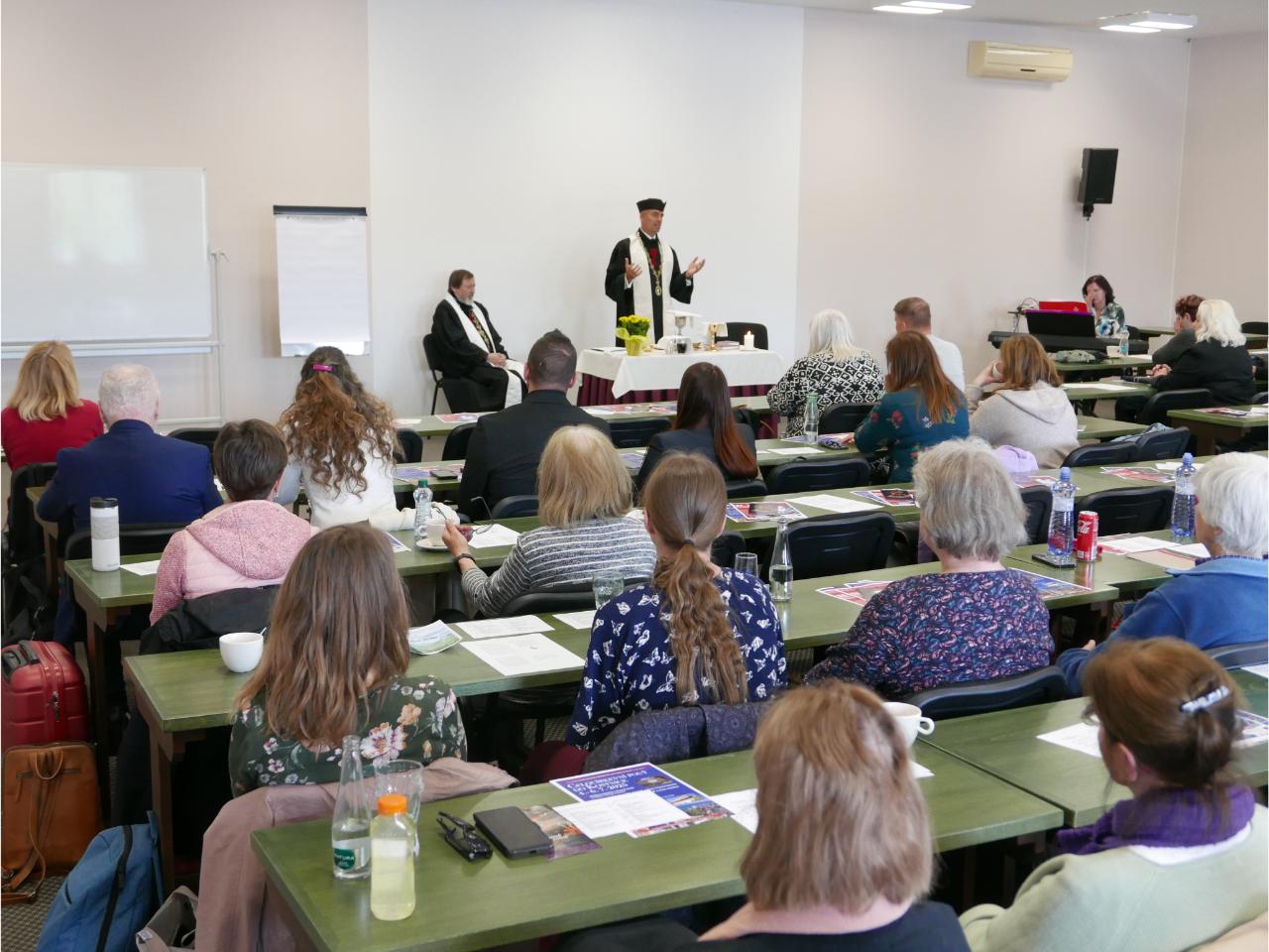 Momentky ze synody duchovních Pražské diecéze v Nesuchyni