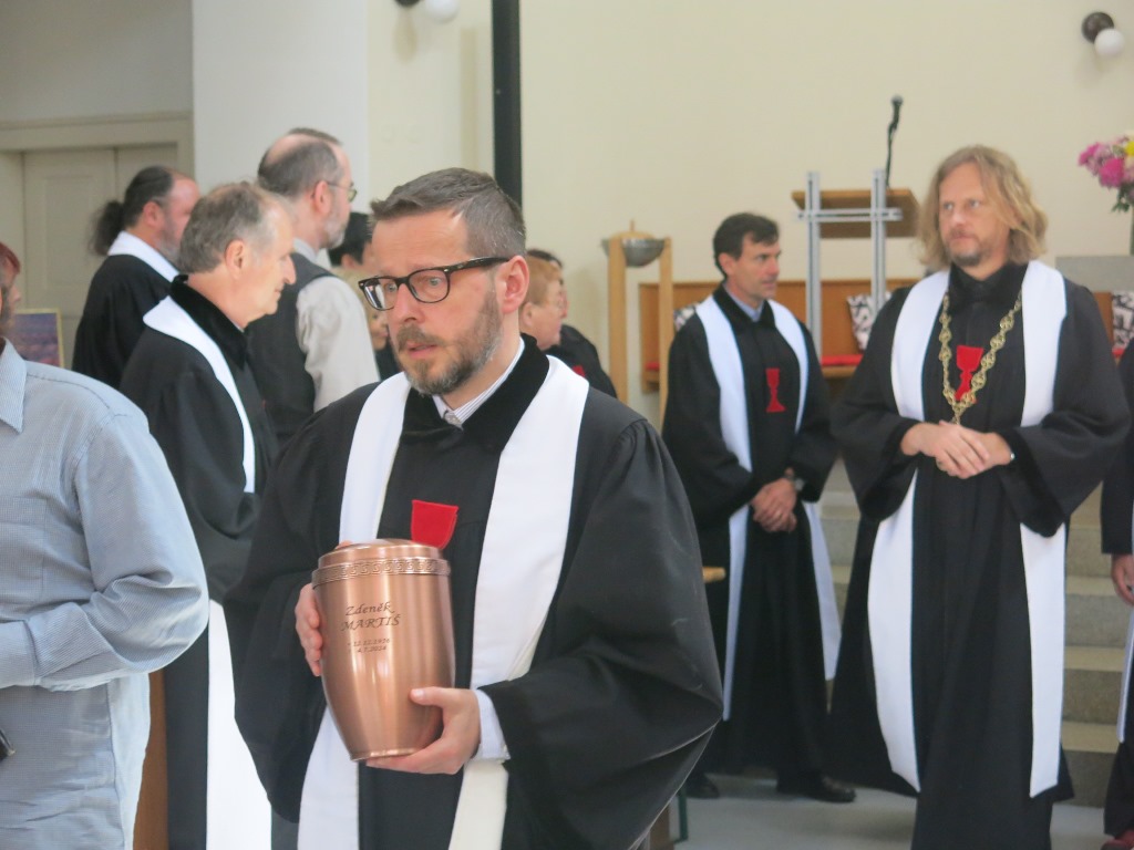 Jan Rokyta při uložení urny Zdeňka Martiše