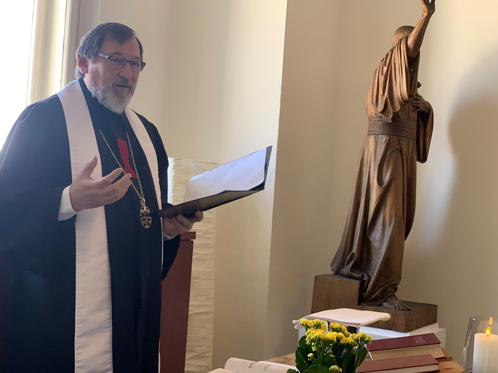 Ranní postní bohoslužba s poselstvím na 1. postní neděli a přijímáním svátosti večeře Páně konaná 23. 2. 2026 v znovuotevřené kolejní kapli v budově ústředí CČSH, foto O. Nováček