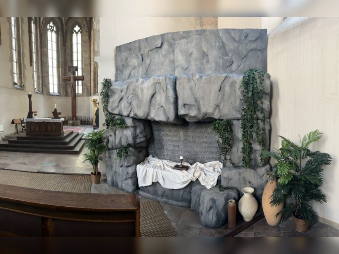 Instalace repliky Bílkova Božího hrobu v pražském kostele Na Zderaze