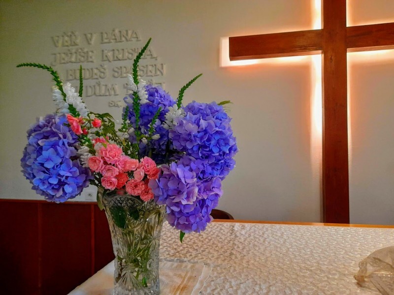 Květinová výzdoba z Husovy kaple ve Žďáru nad Sázavou 