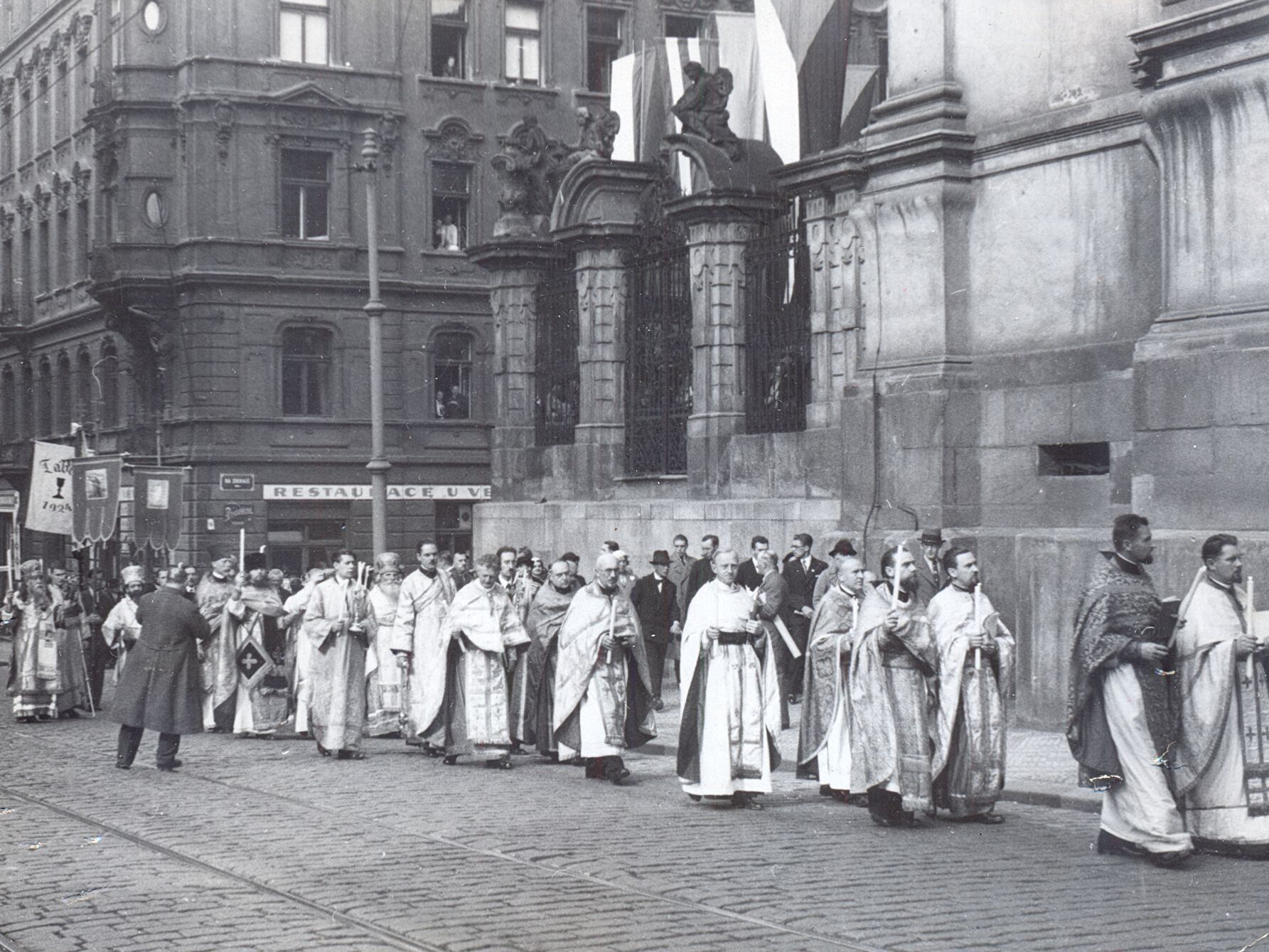  "Dala se mučit a slova neřekla." Příběhy Čechů, kteří pomáhali ukrytým parašutistům‘